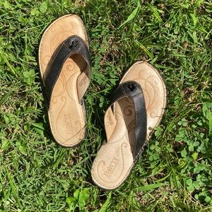 Black leather Born flip flops